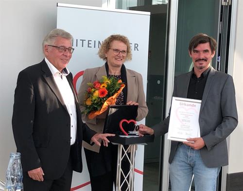 Dr. Joachim Schröder vom Erinnerungsort Alter Schlachthof (re.) bei der Entgegennahme des Preises durch Marion Warden und Manfred Abel. Foto: privat 